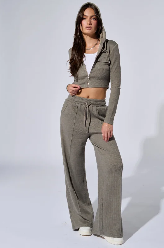 EYES ON ME WIDE LEG SWEAT PANT IN GREY